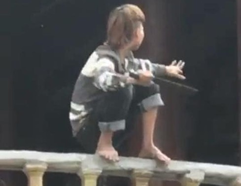 Danh tinh nam thanh nien ngao da treo len lan can chua, tu chat nhieu ngon tay