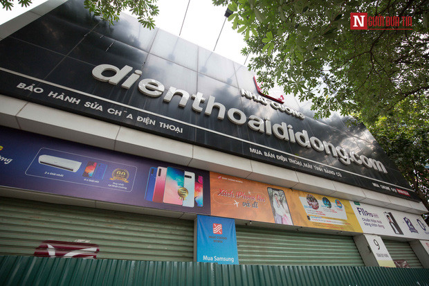 Toàn bộ cửa hàng trên phố Trần Duy Hưng đã được quây tôn.