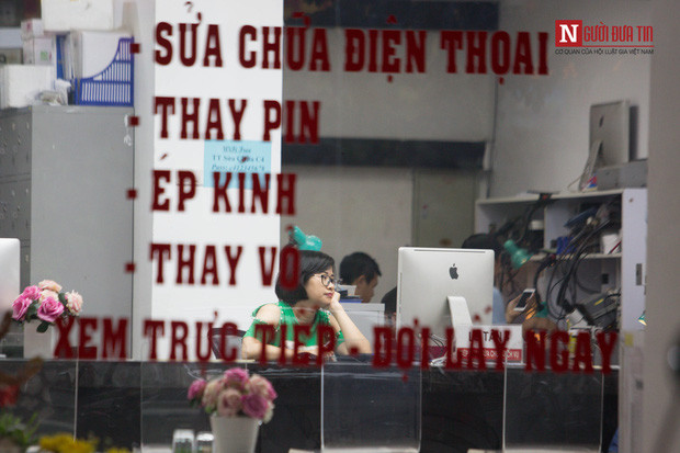 "Cửa hàng được giữ lại để sửa chữa còn sản phẩm của Nhật Cường thì bây giờ không còn bảo hành vì không bán nữa. Toàn bộ những sản phẩm trước đây Nhật Cường bán ra, đơn vị sẽ hỗ trợ tối đa sửa chữa cho khách hàng", một nhân viên cho hay.