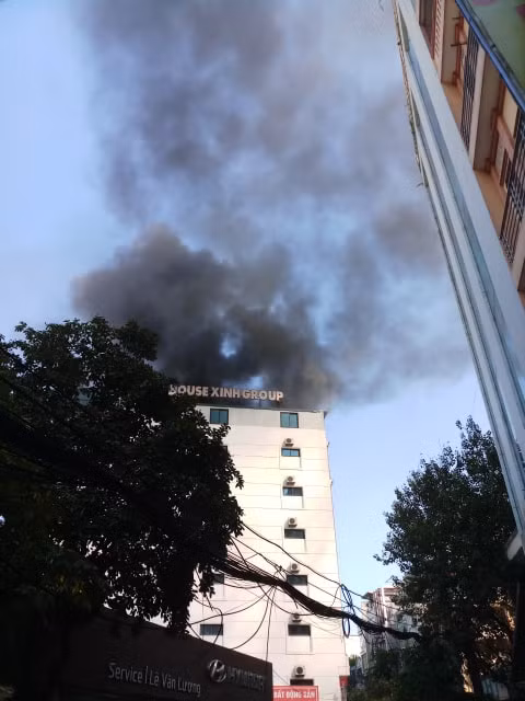 Hỏa hoạn chung cư mini House Xinh Group, khói nghi ngút khiến người dân hoảng loạn.
