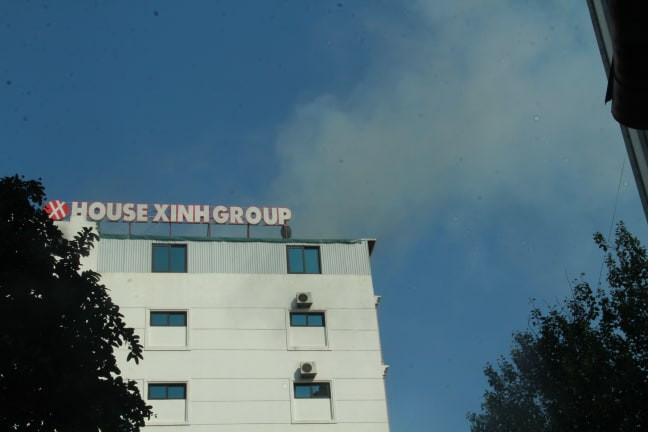 Sau khi phát hiện sự việc, nhiều người đã vội tháo chạy ra ngoài thoát nạn, đồng thời thông báo lên cơ quan chức năng.