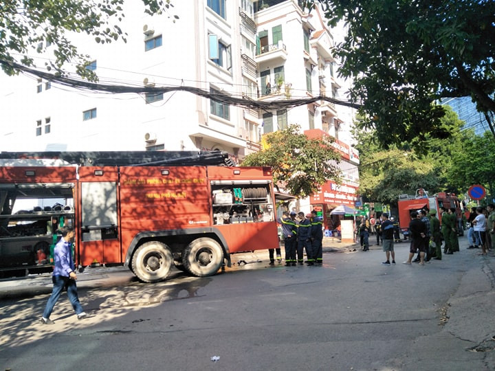 Đám cháy xảy ra khá nhanh và bất ngờ khiến nhiều người dân gần hiện trường sợ hãi chạy ra khỏi nhà.