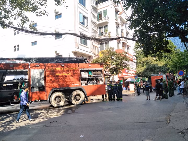 Đám cháy xảy ra khá nhanh và bất ngờ khiến nhiều người dân gần hiện trường sợ hãi chạy ra khỏi nhà.