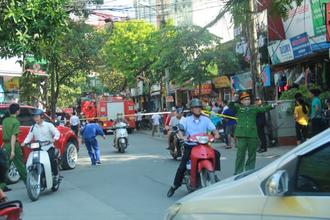 Nhiều người hiếu kỳ ra xem đến xem đám cháy.