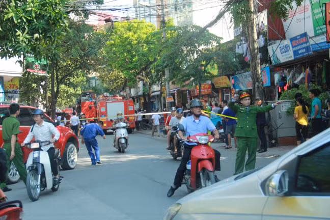 Nhiều người hiếu kỳ ra xem đến xem đám cháy.