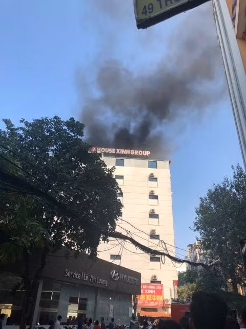 Ngay khi xảy ra vụ cháy, cơ quan chức năng đã nhanh chóng điều động nhiều chiến sĩ cùng 5 xe cứu hỏa, chuyên dụng đến hiện trường dập lửa.