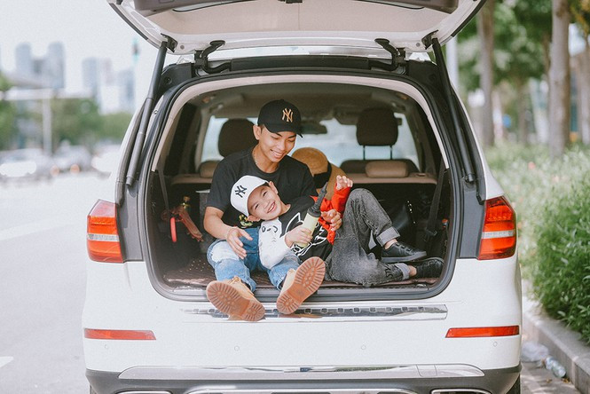 Cũng như bao phụ huynh khác, vợ chồng Khánh Thi – Phan Hiển thường xuyên ‘đau đầu’ với việc dạy con khi Kubi càng lớn càng tinh nghịch, cô con gái nhỏ Anna lại nhõng nhẽo, khó chiều.