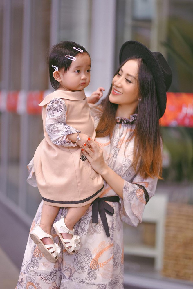 “Có rất nhiều khán giả tò mò về cuộc sống của Thi và Hiển nên chúng tôi muốn cho mọi người thấy một bức tranh chân thực nhất về đời sống hôn nhân, nó cũng giống như bao gia đình khác. Tôi sẽ không tô hồng mọi thứ một cách hoàn hảo, ngôi nhà có thể không ngăn nắp, đồ đạc không đẹp, thậm chí có lúc rất bừa bộn… Qua từng tập của show, khán giả sẽ hiểu Phan Hiển không hề trẻ con mà đã trở thành người chồng, người cha trưởng thành ra sao và bản thân tôi cũng phải thay đổi mình rất nhiều để cùng ông xã vun vén cho tổ ấm. Mong rằng mọi người sẽ hiểu hơn về Khánh Thi – Phan Hiển thông qua chương trình và không còn đàm tiếu những gì tiêu cực về chúng tôi”, Khánh Thi nói.