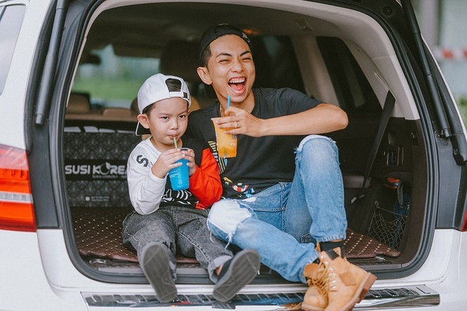 Phan Hiển kể, ê kíp quay phim có mặt tại nhà vợ chồng anh từ sáng sớm lúc cả nhà chưa thức giấc và kết thúc công việc khi mọi người chuẩn bị đi ngủ.