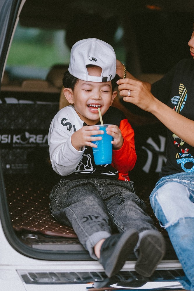 Để ghi hình show ‘Nhà Bao Việc’, Khánh Thi – Phan Hiển cùng ê kíp quay phim khá vất vả vì phải chạy theo giờ giấc sinh hoạt của Kubi và Anna.