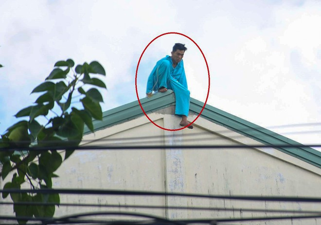 Cùng ngày 29/11, Bệnh việc Đà Nẵng cho biết, người đàn ông trên được xác định là ông T.P.Đ (42 tuổi, trú tại quận 9, TP HCM) người đã dùng dao tự cắt dương vật của mình đứt 30%, sau khi nhập viện, các bác sỹ đã phẫu thuật nối thành công dương vật của người này, tuy nhiên người đàn ông này lại leo lên nóc nhà quậy phá. (Ảnh: Toquoc) 