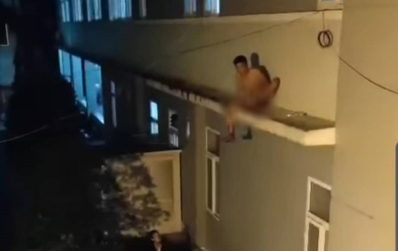 Khoảng 2h đồng giả cứu, lực lượng chức năng đã đưa được người đàn ông này đến nơi an toàn và đưa đi cấp cứu. Tuy nhiên, đến khoảng 23h cùng ngày, người đàn ông này tiếp tục bị mất kiểm soát, cởi hết quần áo, mở cửa sổ để trèo ra bên ngoài tầng 2 và liên tục la hét, khiến nhiều người thót tim, đến khoảng 1h sáng 28/11, các y bác sĩ, bảo vệ bệnh viện và công an mới "giải cứu" được.