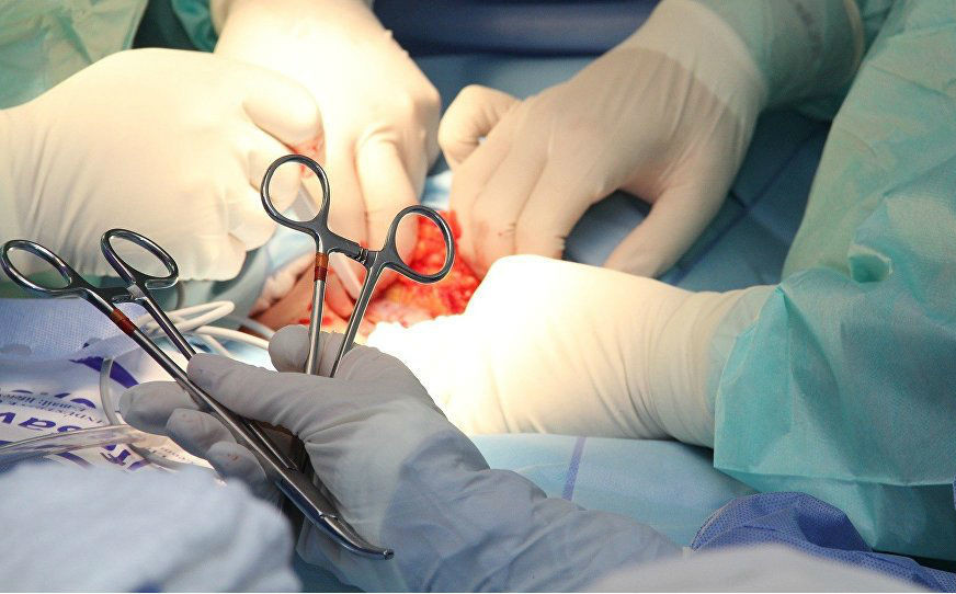  Xảy ra xích mích, người tình dùng dao cắt "của quý": Ngày 17/5/2018, do xảy ra xích mích tình cảm nên bị người tình lấy con dao ở bếp vào cắt “của quý” anh N.V.N (57 tuổi, trú tại Đồng Tháp) khi đang tắm, ngày 15/5/2018, anh N. đã đến cấp cứu trong tình trạng vết thương vùng bộ phận sinh dục lồi tinh hoàn, “của quý” bị cắt đứt sát gốc, đứt mạch máu, thể hang, chỉ còn dính phần niệu đạo... Ngay lập tức bệnh nhân được đưa vào phòng mổ nối “của quý”, 2 ngày sau phẫu thuật, “của quý” của anh đã được tưới máu tốt và phục hồi.