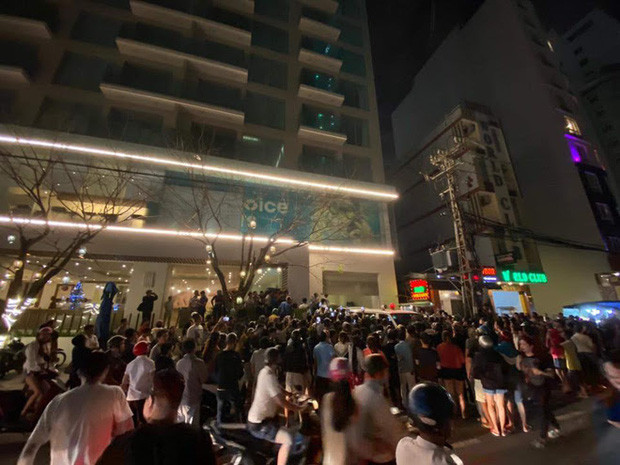  Tự cắt "của quý", người đàn ông hai lần trèo lên nóc nhà quậy phá: Khoảng 19h tối 27/11, một người đàn ông có biểu hiện không tỉnh táo, liên tục la hét, đấm vỡ cửa kính, rồi đu đưa trên biển quảng cáo ở tầng 20 của khách sạn Alacarte, đòi nhảy xuống. Sau đó, tự dùng vật nhọn tự cắt vào "của quý" của mình khiến máu chảy rất nhiều, sau khi xảy ra sự việc, lực lượng chức năng đã đến hiện trường để giải cứu người đàn ông này. (Ảnh: Toquoc)