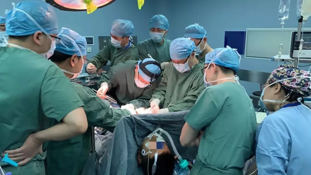 Bi thanh sat xoan dam xuyen nguoi, thanh nien thoat chet than ky