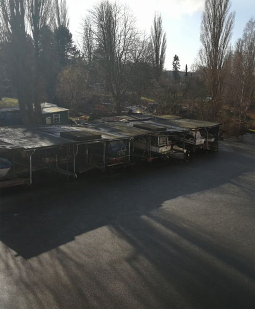 Đây không phải là một con đường làng đâu, mà nó là một cái hồ bị đóng băng đấy.