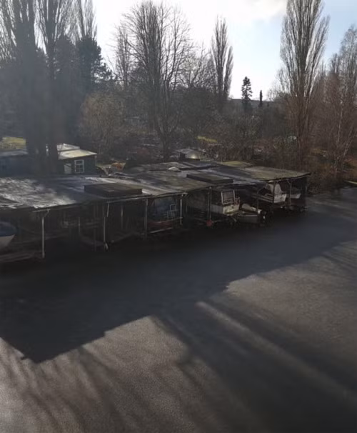 Đây không phải là một con đường làng đâu, mà nó là một cái hồ bị đóng băng đấy.