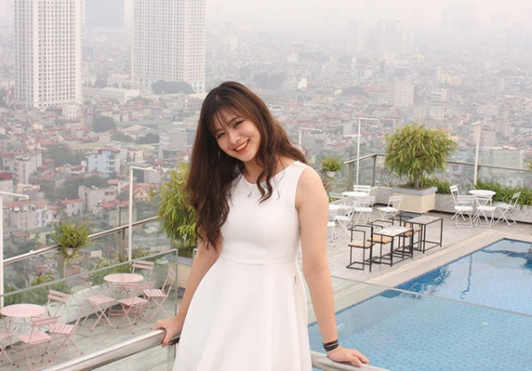 Trần Chân Thiện Mỹ: 'Em theo đuổi phong cách nữ tính, kín đáo nhưng vẫn có nét thu hút riêng'.