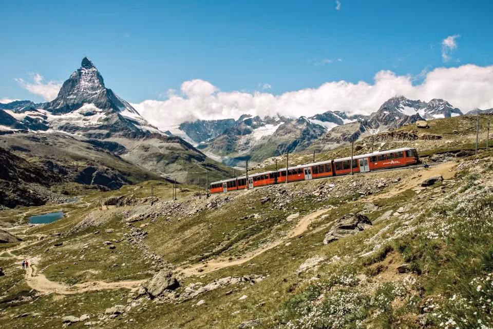  Zermatt, Thụy Sĩ: Zermatt ở dãy núi Alps của Thụy Sĩ là một trong những khu nghỉ mát trượt tuyết hàng đầu thế giới. Nơi đây có những ngôi làng quyến rũ nằm ngay dưới chân núi, giữa phong cảnh núi non hùng vĩ tạo nên một bức tranh tuyệt đẹp, đặc biệt là vào lúc mặt trời mọc và khi hoàng hôn. Ảnh: Mystsnet.