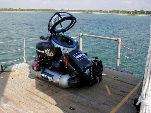 Đây là một chiếc tàu ngầm dùng cho một người, có khả năng lặn xuống ở độ sâu 610m, trong suốt 12 tiếng đồng hồ.