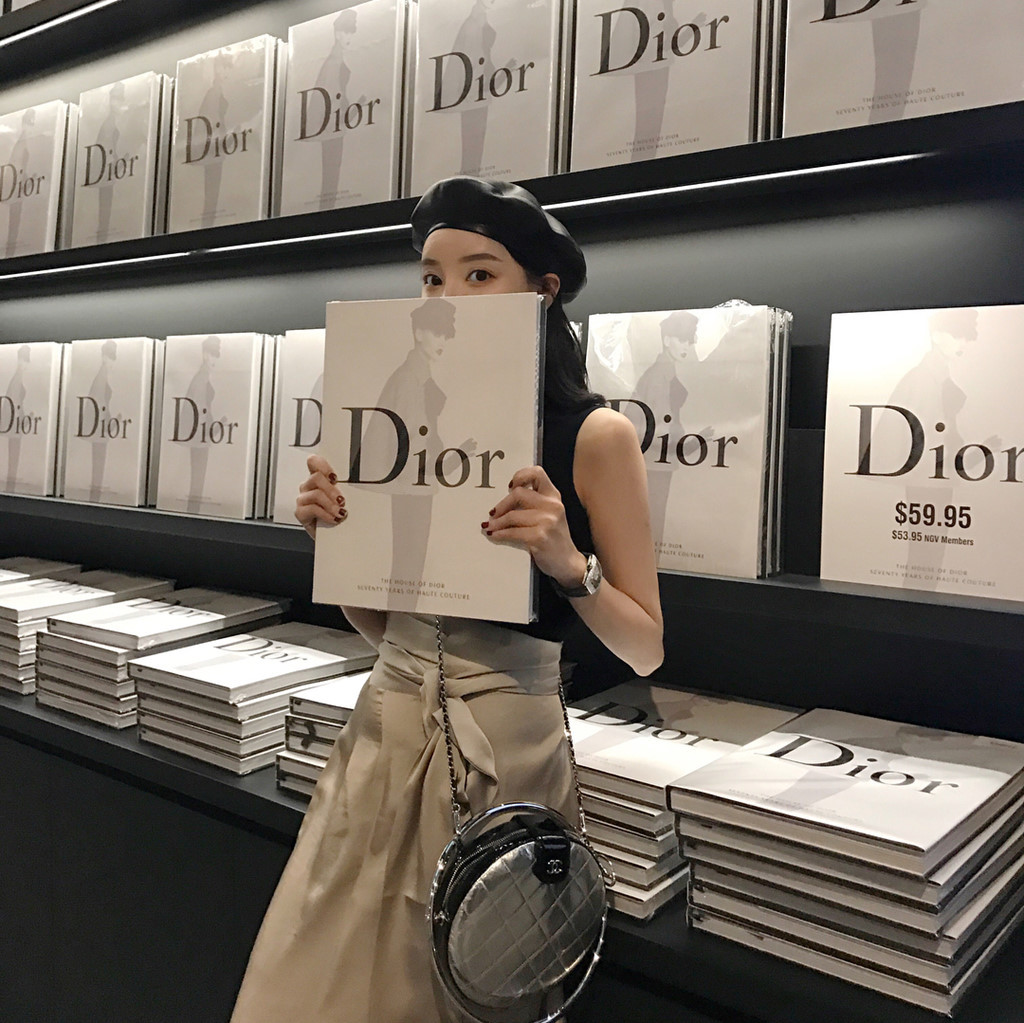 Cuộc sống của Vy Tịnh xa hoa, thoải mái, đúng chất nhà giàu. Mẹ U30 xinh đẹp thường hay ghé thăm những cửa tiệm thời trang cao cấp, dạo chơi trên siêu xe, cùng gia đình đi du lịch khắp nơi trên thế giới. Các bộ đồ cô diện hàng ngày cũng đến từ các thương hiệu nổi tiếng như Dior, Chanel, Balenciaga... Ngay cả bé Jacob chưa đầy một tuổi cũng được mẹ sắm cho toàn đồ hiệu từ trước khi ra đời.