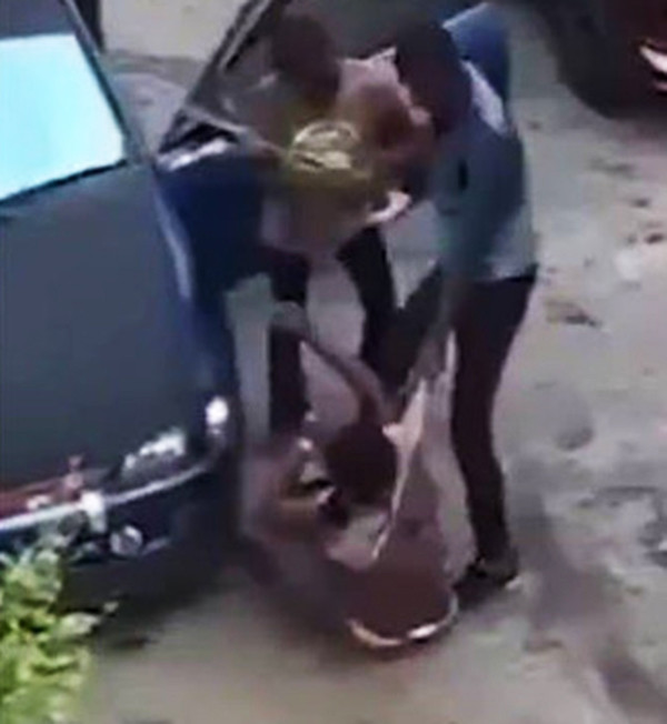 Tại đồn cảnh sát, con trai của nạn nhân cho biết, cha cậu bé nói rằng đã cùng bạn tìm đến nơi làm việc của mẹ cậu và gây ra vụ việc trên. 'Động cơ của cuộc tấn công này được cho là người chồng lên cơn ghen tuông khi nghi ngờ vợ mình ngoại tình' - cảnh sát địa phương cho hay.