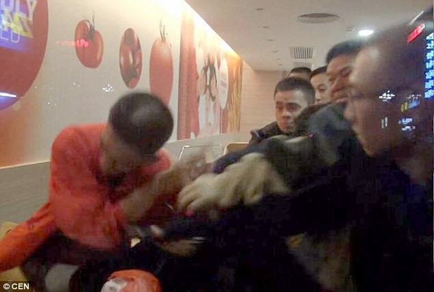 Tên cướp ngay lập tức bị khống chế.