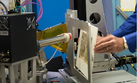 Cuốn sách được đọc bằng phương pháp chụp X-quang