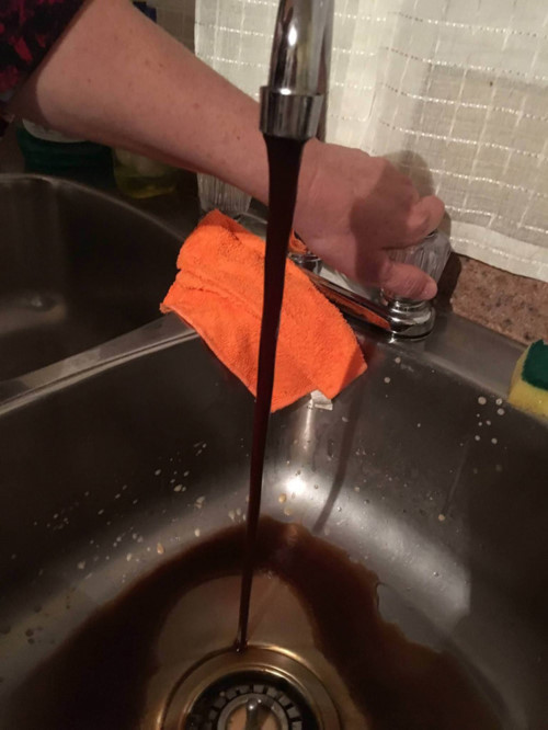 Nguồn nước ở đây bị ô nhiễm đến mức độ nước máy chuyển sang màu cà phê.