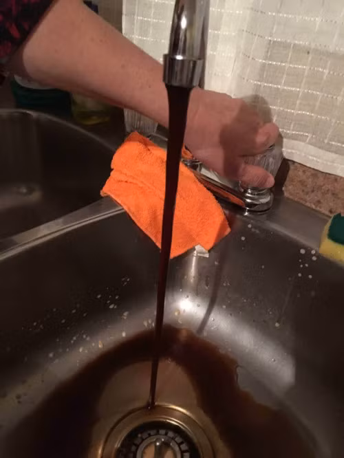 Nguồn nước ở đây bị ô nhiễm đến mức độ nước máy chuyển sang màu cà phê.