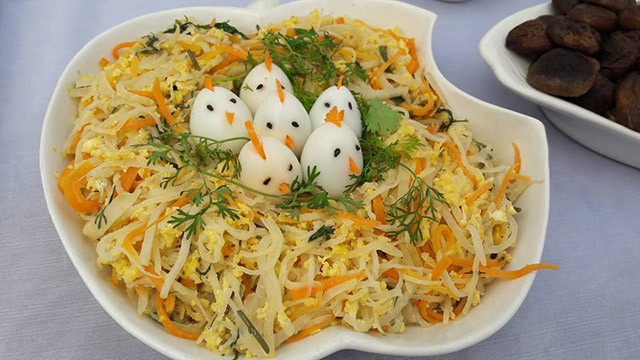 Vì gia đình chỉ tập trung đầy đủ nhất vào buổi tối nên chị Thanh càng chăm chút cho bữa ăn. Chị quan tâm rất nhiều đến chất lượng dinh dưỡng, khẩu vị phù hợp cho từng thành viên nên bữa cơm nào chị nấu cũng đều được “thổi bay” trong nháy mắt.