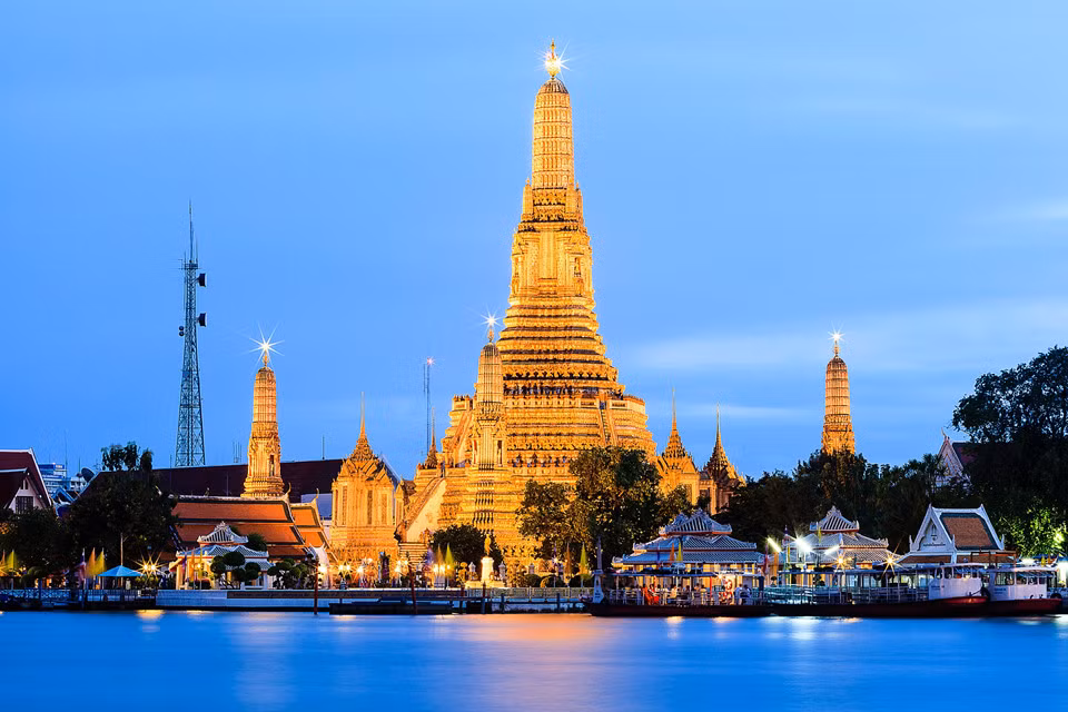  Wat Arun, Bangkok, Thái Lan: Nằm bên bờ sông Chao Phraya, Wat Arun còn được gọi là "đền thờ của bình minh" và là một trong những ngôi đền cổ nhất ở Bangkok, nổi bật với kiến trúc độc đáo và những ngọn tháp ấn tượng. Bên cạnh đó, ngôi đền còn là một trong những địa điểm tôn giáo quan trọng nhất thành phố, thu hút nhiều du khách ghé thăm. Ảnh: Phuttha.