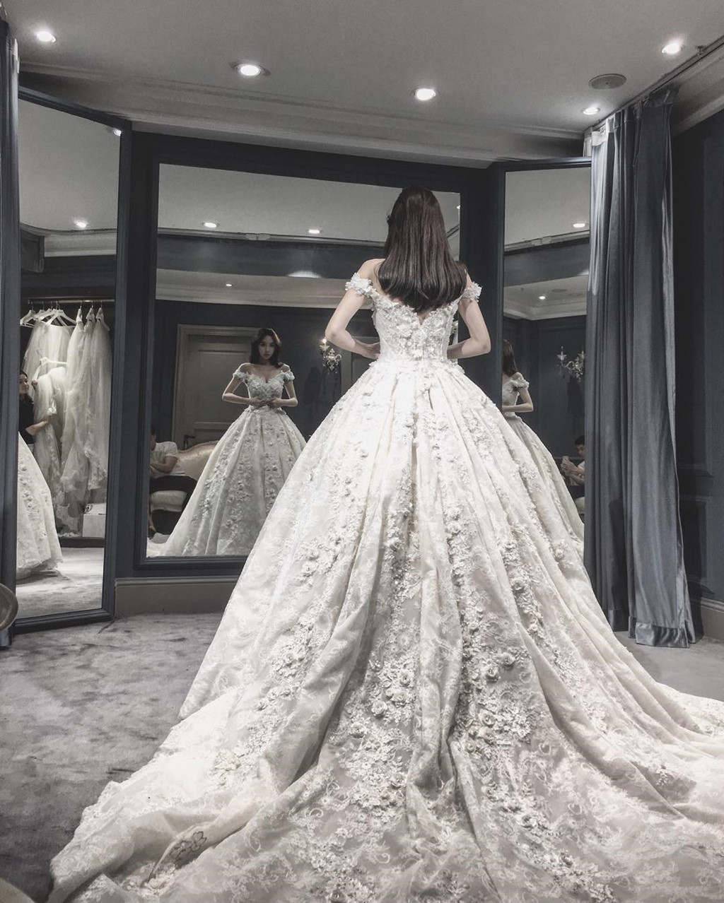 Vừa xinh đẹp, vừa thành đạt, Di Vy Tịnh được nhiều người yêu mến. Vì thế vào cuối năm 2016, khi cô tuyên bố sẽ kết hôn với bạn trai kém 4 tuổi, dân mạng Trung Quốc phản ứng rất dữ dội: Người chúc phúc, kẻ tiếc nuối vì "nữ thần" của lòng mình đã chuẩn bị "vỗ cánh bay đi", lên xe hoa về nhà chồng. Một số khác lại bàn tán về gia thế bạn trai của Vy Tịnh, họ đồn anh cũng là thiếu gia thế hệ hai thuộc gia đình giàu có đến từ Hong Kong.