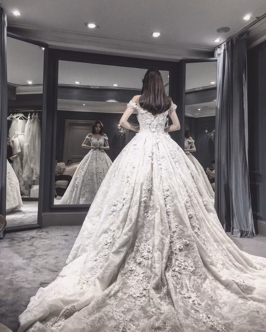 Vừa xinh đẹp, vừa thành đạt, Di Vy Tịnh được nhiều người yêu mến. Vì thế vào cuối năm 2016, khi cô tuyên bố sẽ kết hôn với bạn trai kém 4 tuổi, dân mạng Trung Quốc phản ứng rất dữ dội: Người chúc phúc, kẻ tiếc nuối vì "nữ thần" của lòng mình đã chuẩn bị "vỗ cánh bay đi", lên xe hoa về nhà chồng. Một số khác lại bàn tán về gia thế bạn trai của Vy Tịnh, họ đồn anh cũng là thiếu gia thế hệ hai thuộc gia đình giàu có đến từ Hong Kong.