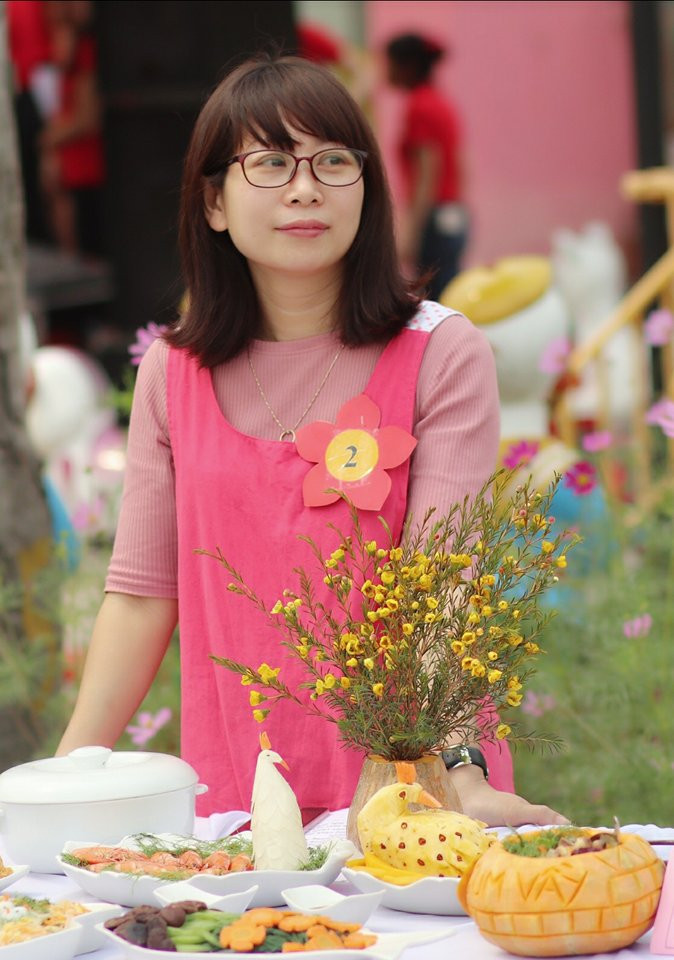 Chị Vũ Thanh bên mâm cơm dự thi trong ngày hội gia đình với chủ đề "Hạnh phúc sum vầy". Điều đặc biệt là tất cả mọi thành viên trong gia đình đều phải tham gia, cùng phụ giúp người mẹ hoàn thành bài thi.