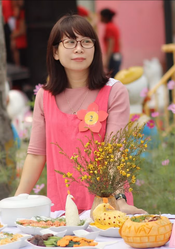 Chị Vũ Thanh bên mâm cơm dự thi trong ngày hội gia đình với chủ đề "Hạnh phúc sum vầy". Điều đặc biệt là tất cả mọi thành viên trong gia đình đều phải tham gia, cùng phụ giúp người mẹ hoàn thành bài thi.