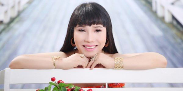  2. Cô giáo Quỳnh Trâm Quỳnh Trâm là một người chuyển giới khá nổi tiếng tại Hồ Chí Minh. Nhìn nụ cười giờ đây của cô, không ai nghĩ rằng, trước kia, người đẹp đã phải sống khốn khổ về giới tính của mình như thế nào. Yêu một người cũng phải lo lắng, suy nghĩ đắn đo, vì mặc cảm giới tính. Mong muốn được sống là chính mình nhưng cũng bị bác sĩ người Thái từ chối phẫu thuật vì ngoại hình quá nam tính. Thế nhưng, với niềm tin tình yêu, Quỳnh Trâm đã tự ăn kiêng, luyện tập, nuôi tóc dài, và cuối cùng cô đã lột xác thành công. Hiện tại cô đang sống hạnh phúc với vai trò là một nữ giáo viên.