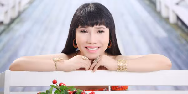  2. Cô giáo Quỳnh Trâm Quỳnh Trâm là một người chuyển giới khá nổi tiếng tại Hồ Chí Minh. Nhìn nụ cười giờ đây của cô, không ai nghĩ rằng, trước kia, người đẹp đã phải sống khốn khổ về giới tính của mình như thế nào. Yêu một người cũng phải lo lắng, suy nghĩ đắn đo, vì mặc cảm giới tính. Mong muốn được sống là chính mình nhưng cũng bị bác sĩ người Thái từ chối phẫu thuật vì ngoại hình quá nam tính. Thế nhưng, với niềm tin tình yêu, Quỳnh Trâm đã tự ăn kiêng, luyện tập, nuôi tóc dài, và cuối cùng cô đã lột xác thành công. Hiện tại cô đang sống hạnh phúc với vai trò là một nữ giáo viên.