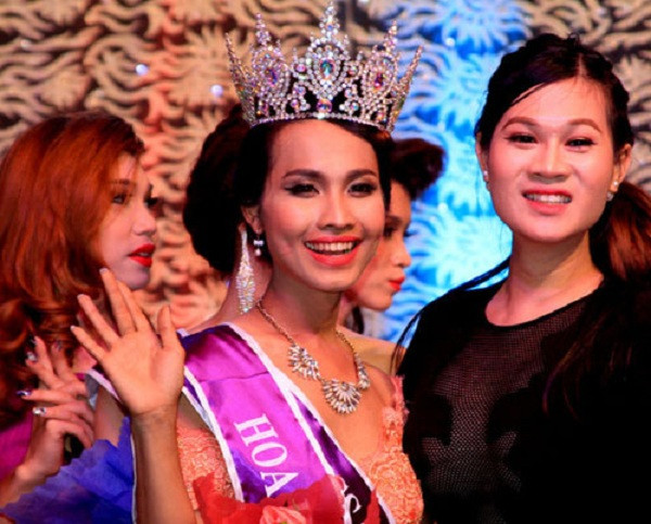  3. Hy Sa B Miss Beauty 2015. Năm 2016, Hy Sa B cũng đại diện cộng đồng người chuyển giới Việt Nam tham dự cuộc thi Hoa hậu chuyển giới quốc tế tại Thái Lan năm 2016. Mặc dù không đạt danh hiệu cao nhưng cô nàng cũng được đánh giá là một đối thủ đáng gờm với vẻ ngoài nữ tính, gương mặt xinh, nụ cười má lúm thêm vào đó là tài năng nổi bật. Thế mới thấy, khi được là chính mình, con người ta sẽ có cơ hội để phát triển bản thân, cất lên tiếng nói vì cộng đồng.