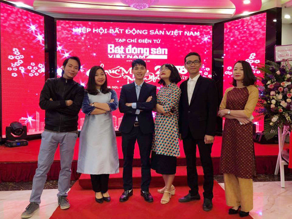 Cô gái viết đơn xin phép lấy chồng (đứng thứ tư từ trái sang) cùng các đồng nghiệp.