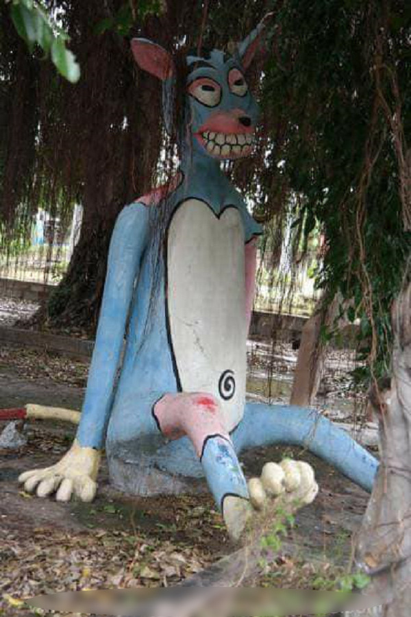 Bạn T.L.H bình luận: 'Ui vừa xem vừa tưởng tượng mà sợ quá, cứ giật mình thon thót. Sáng sớm hay sẩm tối mà đến chỗ này thì thần hồn nát thần tính mãi thôi'. 'Mong là công viên giải trí sớm mở cửa trở lại, vừa sợ nhưng cũng vừa tò mò muốn đến. Nếu mở cửa lại cho các em bé thì cần sửa lại mấy cái tượng cho dễ gần hơn, hạn chế tượng ma quỷ lại, trông ám ảnh quá, tối về không khéo lại nằm mơ', bạn H.L bình luận.