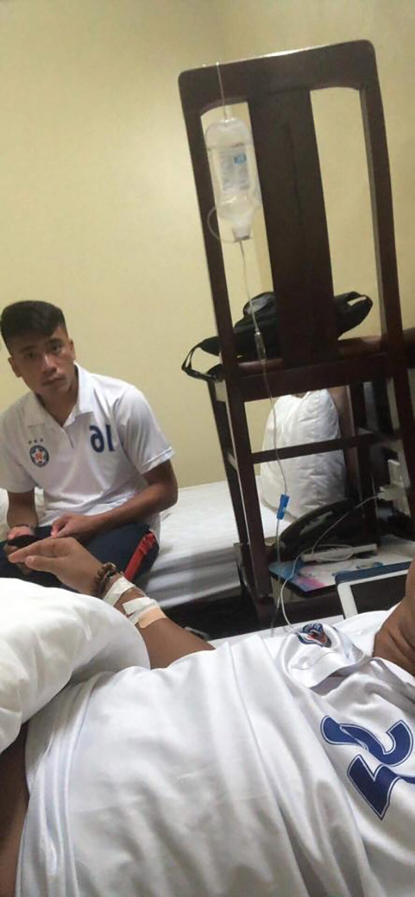 Hình ảnh Đức Chinh phải truyền nước khiến dân mạng lo lắng. (Ảnh: Trần Hoàng Quân)