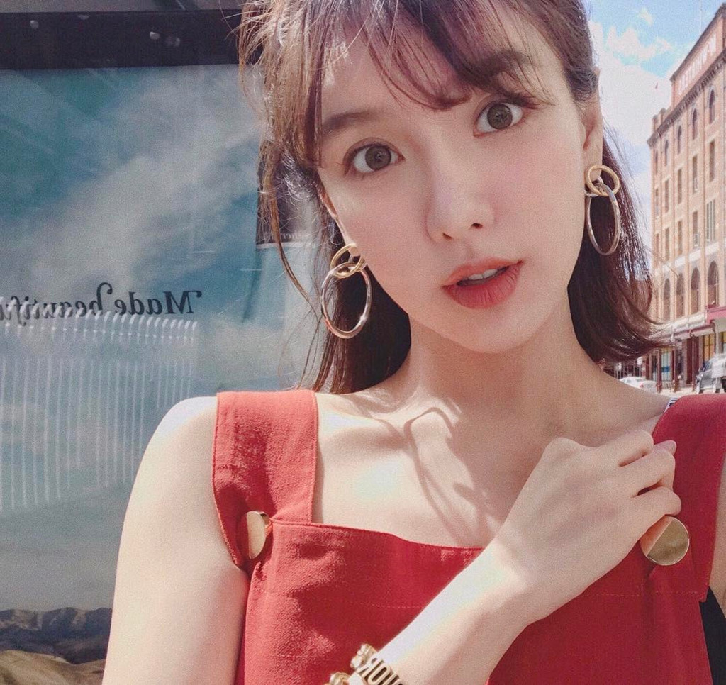 Thậm chí so với hồi trẻ, cô còn có phần đằm thắm hơn. Không chỉ nổi tiếng trên Weibo, Di Vy Tịnh còn thu hút đến 978.000 lượt theo dõi trên Instagram.