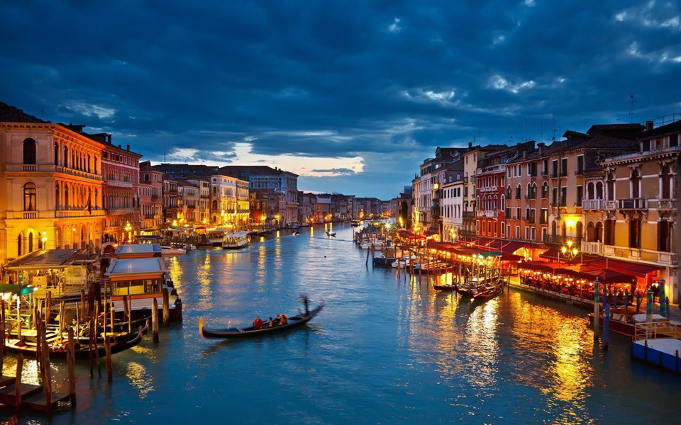  Venice, Italy: Thành phố Venice 1.700 năm tuổi của Italy mang đến cho du khách không gian lãng mạn, thơ mộng và đầy nghệ thuật. Nơi đây nổi tiếng với hệ thống kênh đào dày đặc, phong cách kiến trúc độc đáo cùng nhiều điểm tham quan hấp dẫn như cầu Rialto, Grand Canal, Palazzo Ducale hay quảng trường Saint Mark. Ảnh: Pixabay.