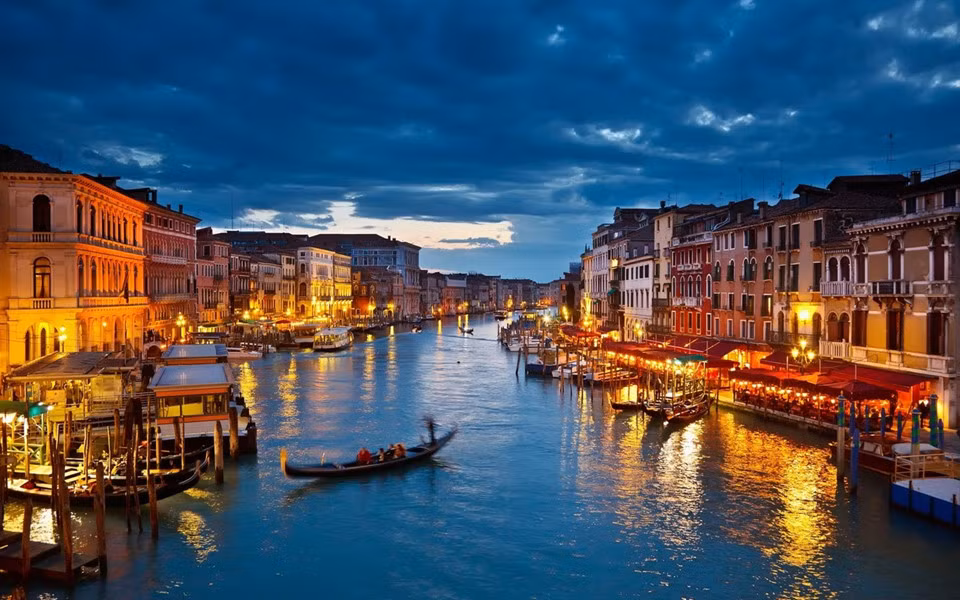  Venice, Italy: Thành phố Venice 1.700 năm tuổi của Italy mang đến cho du khách không gian lãng mạn, thơ mộng và đầy nghệ thuật. Nơi đây nổi tiếng với hệ thống kênh đào dày đặc, phong cách kiến trúc độc đáo cùng nhiều điểm tham quan hấp dẫn như cầu Rialto, Grand Canal, Palazzo Ducale hay quảng trường Saint Mark. Ảnh: Pixabay.
