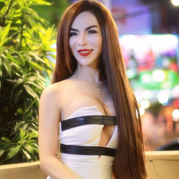  4. Linda Linda là một người chuyển giới rất cá tính, sống thật với bản chất của mình. Không rụt rè, mặc cảm, cô khao khát khẳng định mình. Những clip chửi bới, xéo xắt trên mạng xã hội cũng là cách mà cô xù lông bảo vệ cộng đồng LGBT. Dù sao đi chăng nữa, với bản chất là một cô gái, Linda cũng không mong gì hơn là trở nên xinh đẹp, quyến rũ, thu hút và được mọi người công nhận về giới tính. Cô gái này cũng đã có những tâm sự chua xót về đời mình, cô cho biết, chẳng ai mong muốn cuộc đời mình dở dang vì chuyển giới nhưng phải chấp nhận và đối diện thôi. Nhiều người sẽ cười cợt, kì thị nhưng họ đâu hiểu được cuộc đời của cô là như thế nào, chịu đau đớn ra sao để được sống là chính mình.