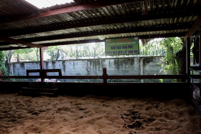 Trại nuôi heo Đồng Hiệp cũng áp dụng chăn nuôi trên đệm lót sinh học, nuôi heo thảo mộc. Tuy nhiên, các sản phẩm này có số lượng khá hạn chế.