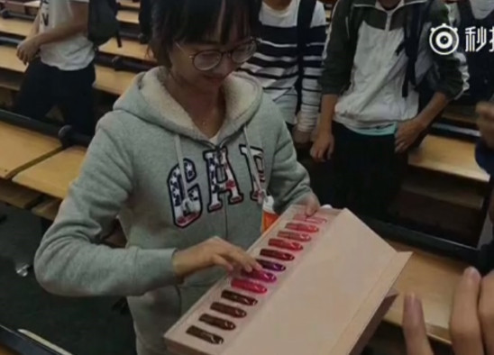 Chen Weiqi rất ngạc nhiên khi nhận được món quà yêu thích. Ảnh cắt từ clip.