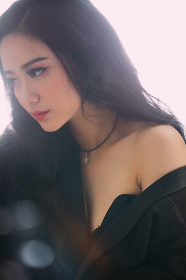 Cô nàng chỉ cao vỏn vẹn 1m56. Thế nhưng ba vòng chuẩn giúp Vicky phù hợp với mọi loại trang phục, dù là váy body hay bikini...