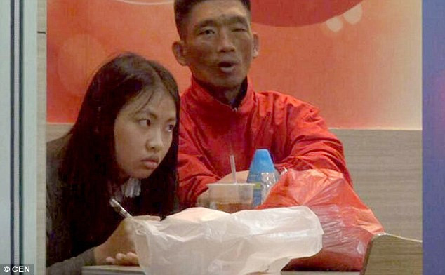 Với hầu hết mọi người, khi bị bắt làm con tin, tính mạng treo sợi tóc với con dao sắc lẻm kề sát cổ chắc chắn là những giây phút đáng sợ nhất cuộc đời. Thế nhưng cô gái trẻ ở Trung Quốc dưới đây lại không nằm trong trường hợp đó. Theo như The People's Daily Online đưa tin, cô gái tên Miss Li đã giữ một thái độ bình tĩnh đến lạ lùng trong hơn một tiếng đồng hồ bị bắt giữ. Sau cùng nhờ nhanh trí mời tên cướp uống nước, cô gái trẻ đã nhanh chân chạy thoát một cách ngoạn mục.